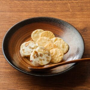 パリパリ煎餅と自家製いぶりがっこバター