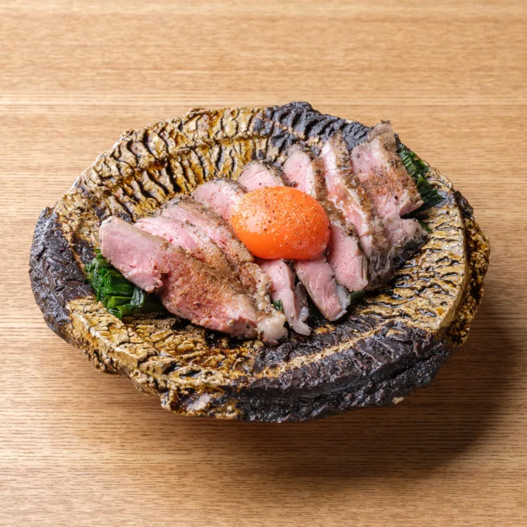 圧倒的に旨い。旅鶏の炭焼き鴨ニラ玉